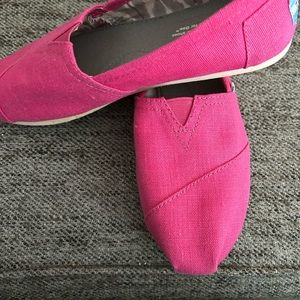 TOMS PINK CANVAS SLIP ON WOMANS SHOES SIZE 8 WORN ONCE